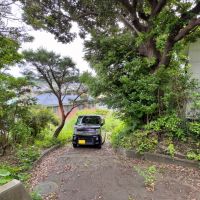 葉山町下山口の売買物件/建物までのスロープ｜建物前には切り返しスペースがないのでバックで戻る必要があります