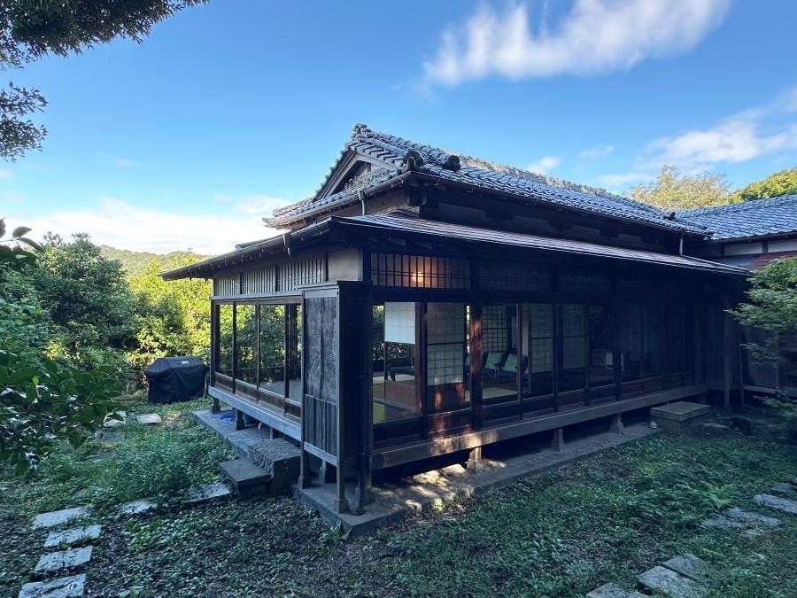 葉山町下山口の売買物件/母屋の外観｜母屋を取り巻く庭も四季折々楽しめます