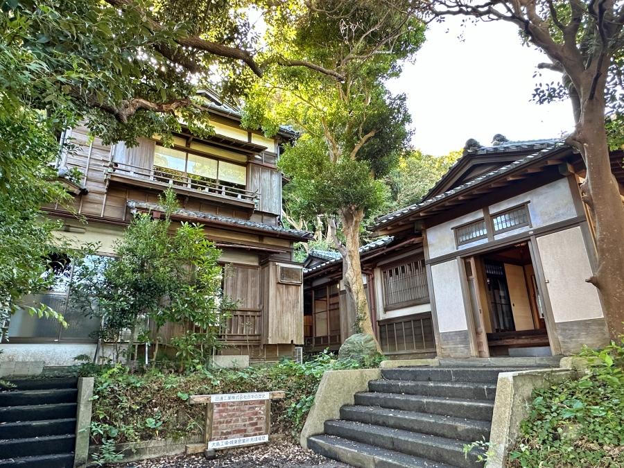 葉山町下山口の売買物件/母屋の外観｜右側が玄関。左は2階と下はキッチン。堂々としています