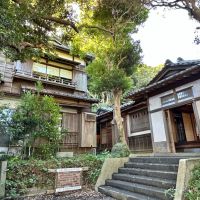 葉山町下山口の売買物件/母屋の外観｜右側が玄関。左は2階と下はキッチン。堂々としています