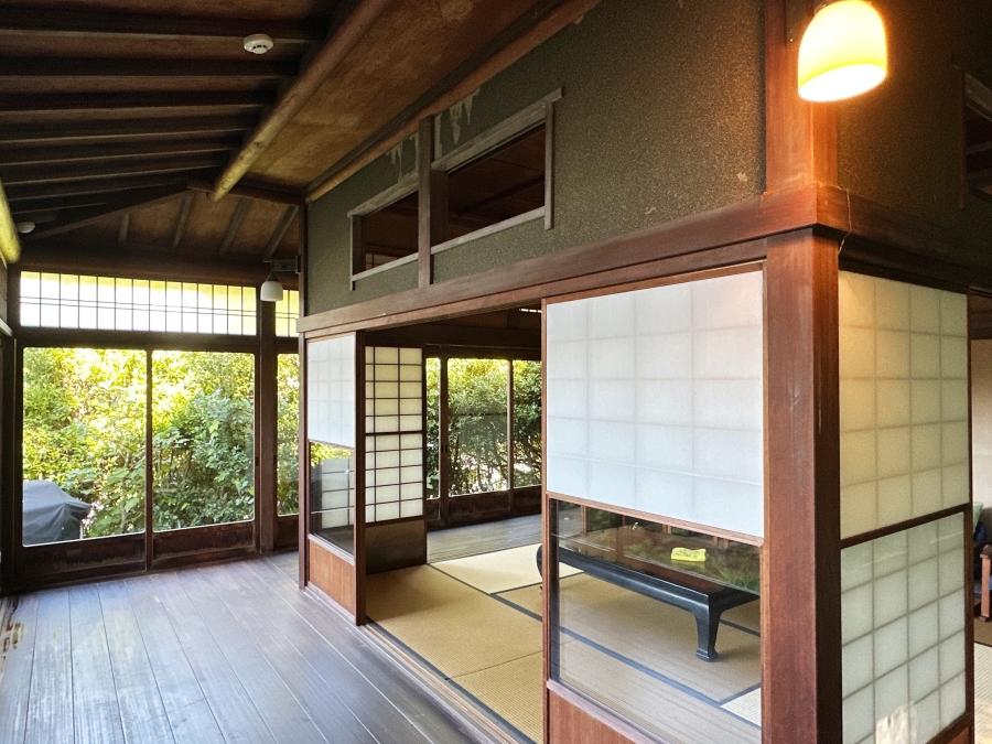 葉山町下山口の売買物件/縁側から和室を見る｜柱の角に洋のランプ。これも馴染んでいます