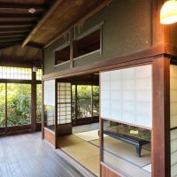 葉山町下山口の売買物件/縁側から和室を見る｜柱の角に洋のランプ。これも馴染んでいます