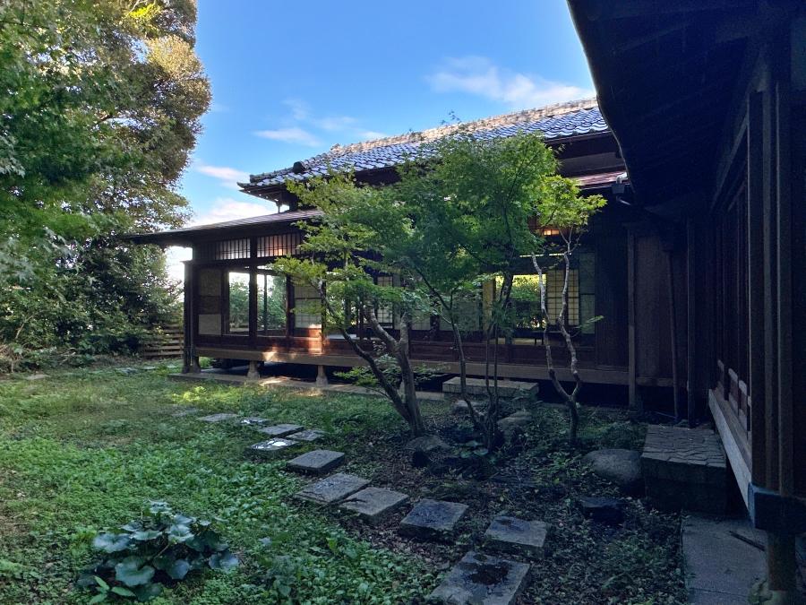 葉山町下山口の売買物件/母屋の外観｜庭の緑が吹き板ガラスに反射しています