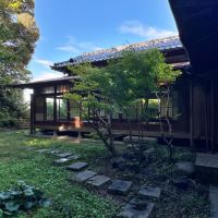 葉山町下山口の売買物件/母屋の外観｜庭の緑が吹き板ガラスに反射しています