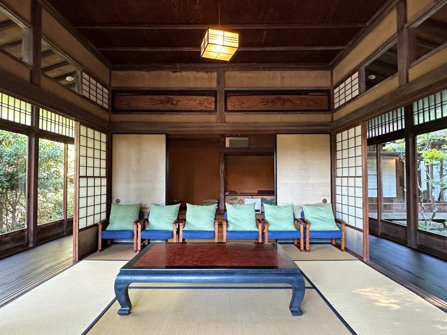 葉山町下山口の売買物件/1階和室｜あえて外側ではなく和室側を向いて腰掛け、当時の様子を想像しながらぼーっと見入っていました