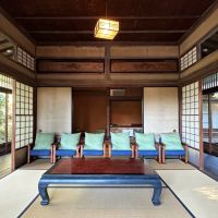 葉山町下山口の売買物件/1階和室｜あえて外側ではなく和室側を向いて腰掛け、当時の様子を想像しながらぼーっと見入っていました