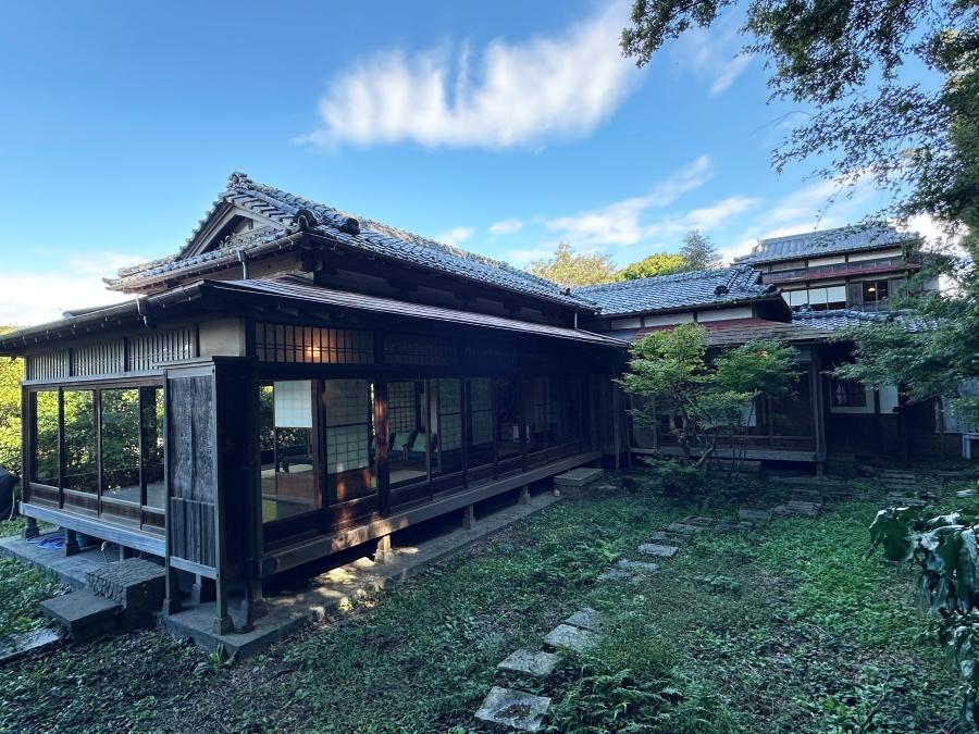 葉山町下山口の売買物件/母屋の外観｜海方向となる西側に突き出した造りになっています