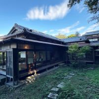 葉山町下山口の売買物件/母屋の外観｜海方向となる西側に突き出した造りになっています