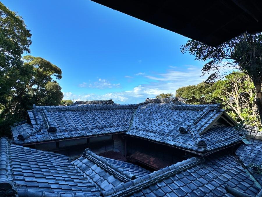 葉山町下山口の売買物件/2階からの眺望｜母屋の入り組んだ造りが見てとれます