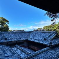 葉山町下山口の売買物件/2階からの眺望｜母屋の入り組んだ造りが見てとれます