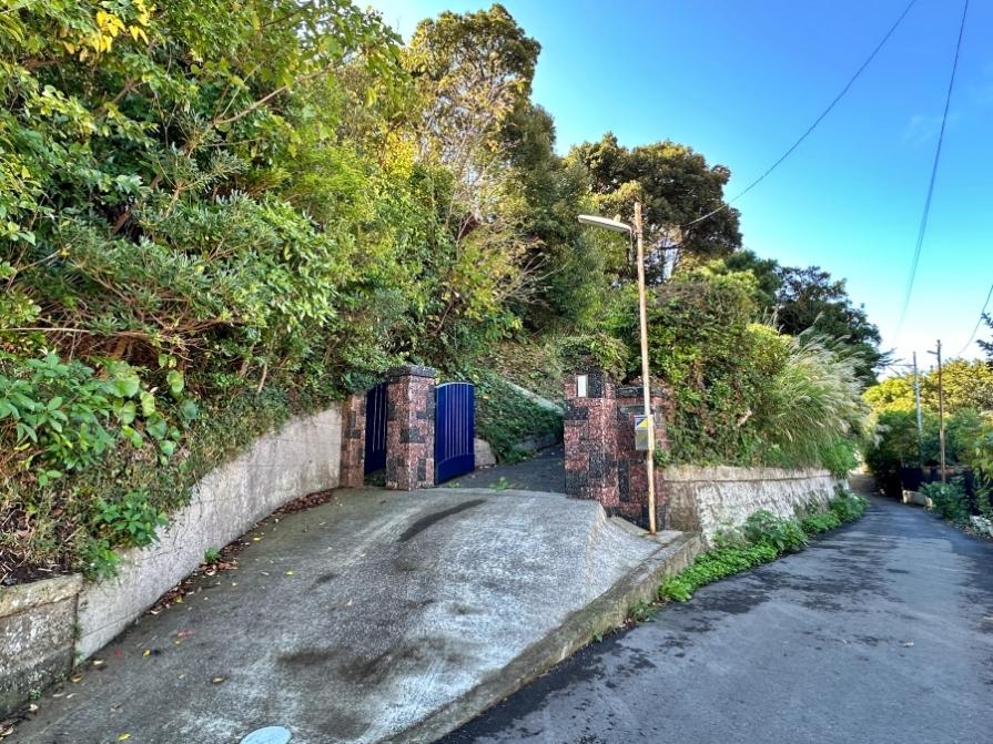 葉山町下山口の売買物件/敷地入り口｜どっしりとした石の門柱。幅が2,400mmしかないので車幅の広い車は難しいかも