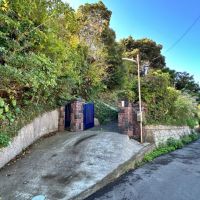 葉山町下山口の売買物件/敷地入り口｜どっしりとした石の門柱。幅が2,400mmしかないので車幅の広い車は難しいかも