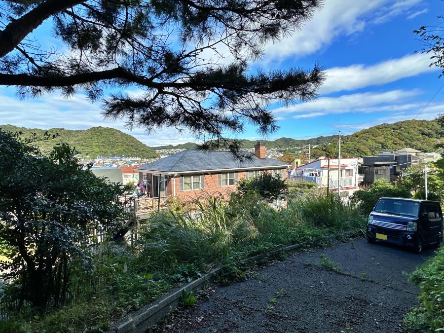 葉山町下山口の売買物件/建物までのスロープ｜建物前には切り返しスペースがないのでバックで戻る必要があります