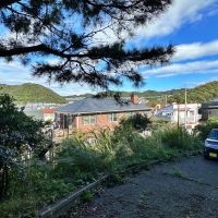 葉山町下山口の売買物件/建物までのスロープ｜建物前には切り返しスペースがないのでバックで戻る必要があります