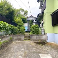 鎌倉市十二所の賃貸物件/外観│正面左側が駐車スペース