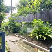 鎌倉市十二所の賃貸物件/玄関前には小さな庭があります。