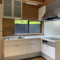 鎌倉市十二所の賃貸物件/Ｌ字システムキッチン│3口 IHコンロ