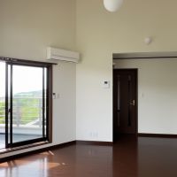 横須賀市湘南国際村一丁目の賃貸物件/洋室その1｜こちらにもバルコニーがついています。富士山を見るならこちらから