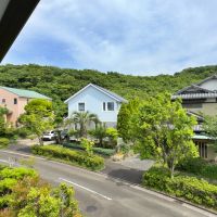 横須賀市湘南国際村一丁目の賃貸物件/洋室その3からの眺望｜家の向こうには山の緑