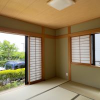 横須賀市湘南国際村一丁目の賃貸物件/和室｜和室の掃き出し窓からも植栽や並木を楽しめます