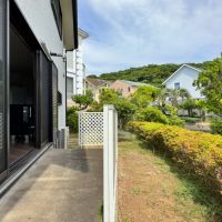 横須賀市湘南国際村一丁目の賃貸物件/庭｜リビングの掃き出し窓から出て庭作業できるのがいい