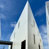 鎌倉市七里ガ浜一丁目の賃貸物件/外観。青空に映えます