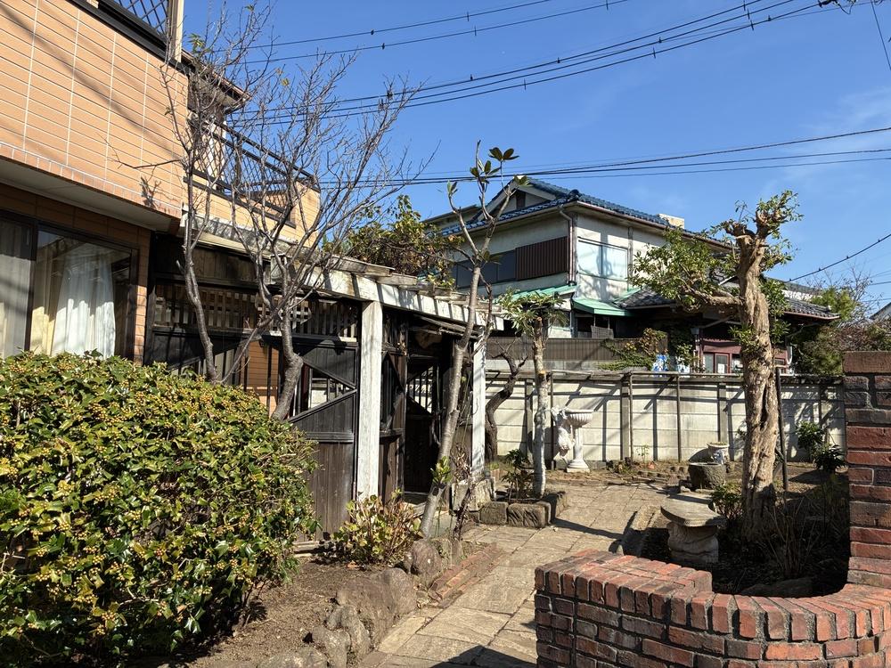 鎌倉市材木座一丁目の賃貸物件/夏が終わり庭木の剪定が行われました（2025年10月）