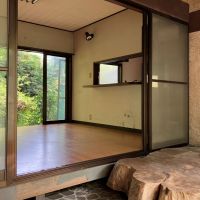 鎌倉市大町六丁目の売買物件/1階ダイニング、土間｜一段下がった土間との間にはサッシが入っています。