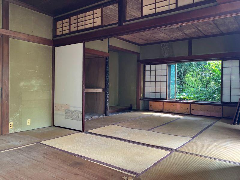 鎌倉市大町六丁目の売買物件/1階和室2,3｜襖を開け放つと一つの大きな部屋に。廊下との間の障子も取り払い、一体の空間にしたら面白そう。