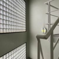 藤沢市鵠沼海岸五丁目の賃貸物件/ガラスブロックが印象的な共有部です。