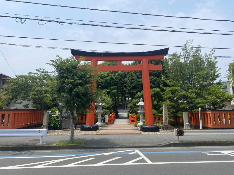 藤沢市鵠沼海岸五丁目の賃貸物件/大通りを挟んで向こう側には、鵠沼伏見稲荷神社があります。
お部屋からは見えません。