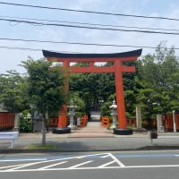藤沢市鵠沼海岸五丁目の賃貸物件/大通りを挟んで向こう側には、鵠沼伏見稲荷神社があります。
お部屋からは見えません。
