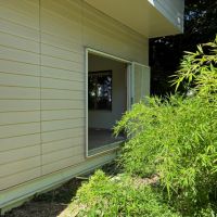 葉山町堀内の売買物件/外観｜LDKの掃き出し開口。今はまだ雨戸のみでガラスはありません。