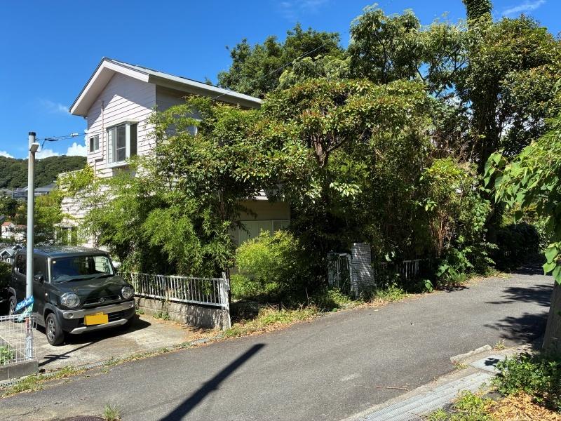 葉山町堀内の売買物件/外観｜道路側より。今は木々が生い茂っていますが、整えれば駐車場(1台)と庭のスペースが確保出来ます。