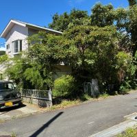 葉山町堀内の売買物件/外観｜道路側より。今は木々が生い茂っていますが、整えれば駐車場(1台)と庭のスペースが確保出来ます。