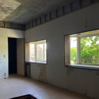 葉山町堀内の売買物件/地下室｜窓からしっかりと光が入る明るい雰囲気。仕事や趣味といった、集中して作業したい時の部屋として使えそうです。