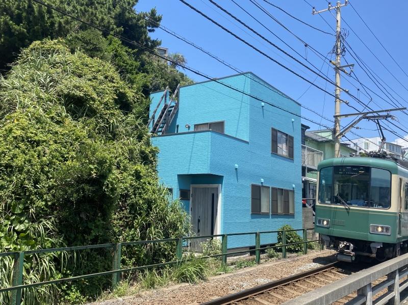 鎌倉市腰越一丁目の賃貸物件/外観│江ノ電が通ると建物の良さがより引き立ちます。