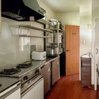 鎌倉市山ノ内の売買物件/1階客席奥の厨房は2階居住スペース用