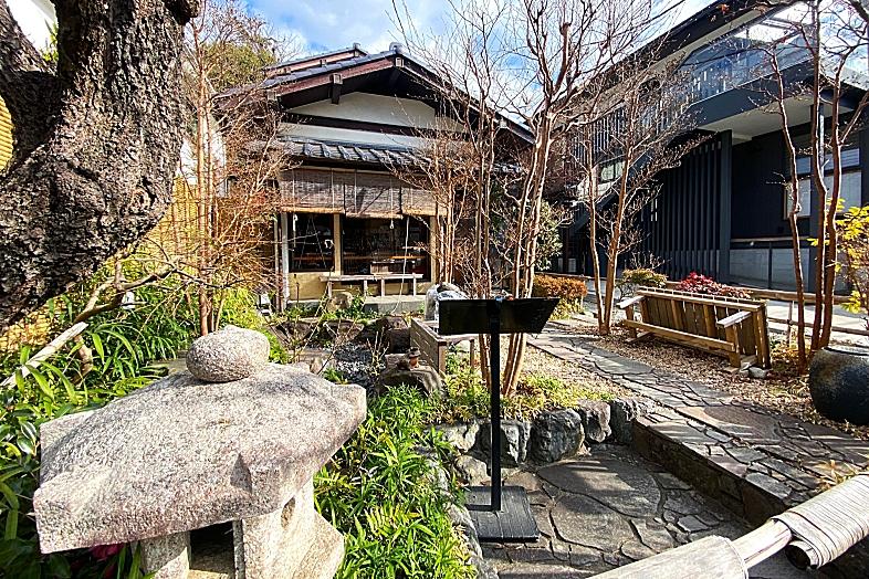 鎌倉市山ノ内の売買物件/灯篭や石畳