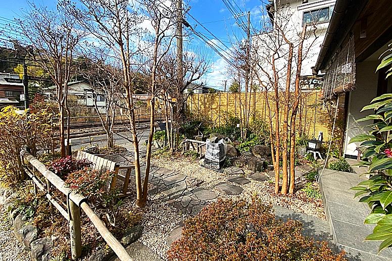 鎌倉市山ノ内の売買物件/敷石と砂利、季節の花木が植えられています