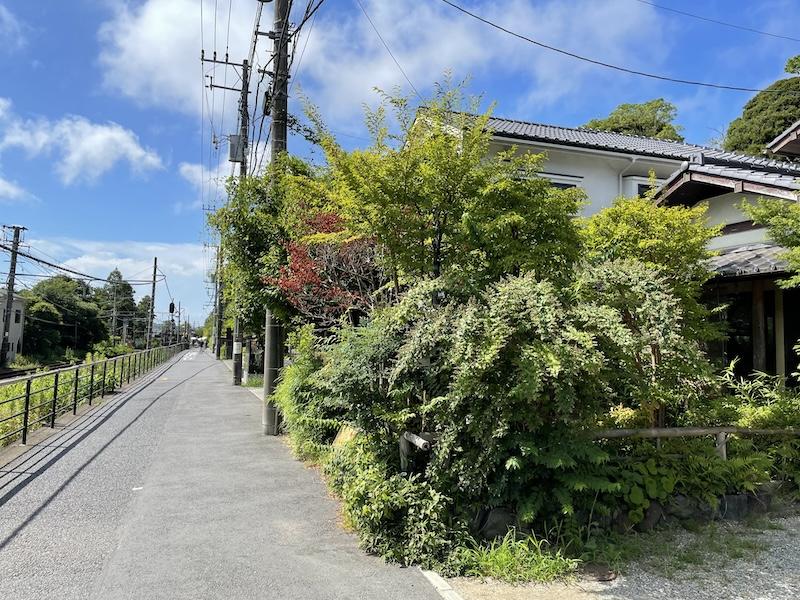 鎌倉市山ノ内の売買物件/前面道路。車の往来は少ないです。左側は横須賀線