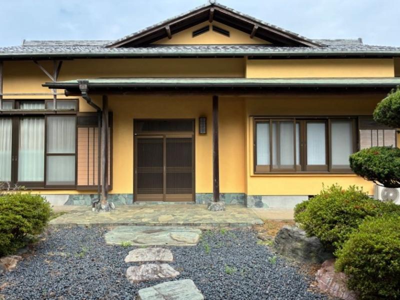 横須賀市長坂三丁目の賃貸物件/外観｜堂々とした正面の姿。大屋根は瓦、下屋が銅板の組み合わせはまさに和風建築の姿です。