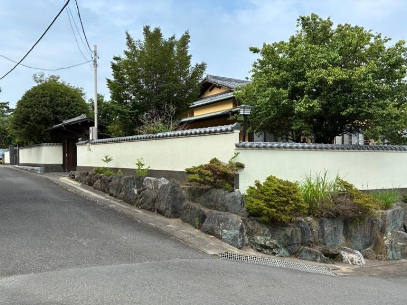 横須賀市長坂三丁目の賃貸物件/外観｜平屋のため、建物自体は塀に隠れてあまり見えません。その分、どんな建物があるのだろうと気になります。