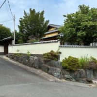 横須賀市長坂三丁目の賃貸物件/外観｜平屋のため、建物自体は塀に隠れてあまり見えません。その分、どんな建物があるのだろうと気になります。