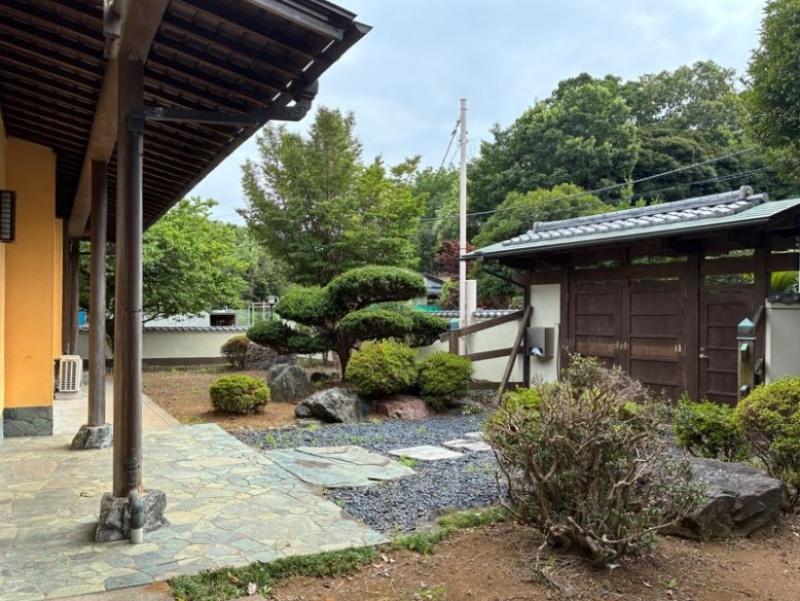 横須賀市長坂三丁目の賃貸物件/アプローチ｜門扉から建物までの空間だけでも絵になります。