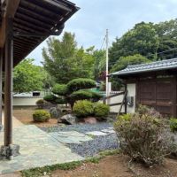 横須賀市長坂三丁目の賃貸物件/アプローチ｜門扉から建物までの空間だけでも絵になります。