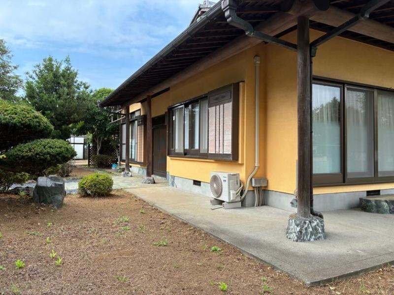 横須賀市長坂三丁目の賃貸物件/外観｜建物まわりは犬走り土間がぐるっと囲っています。