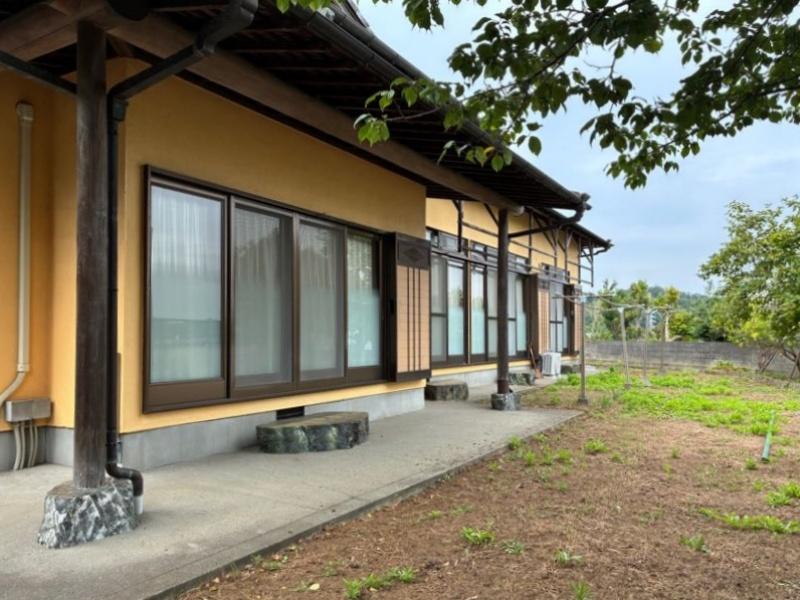 横須賀市長坂三丁目の賃貸物件/外観｜建物の四方はどこも広くゆったり空いています。