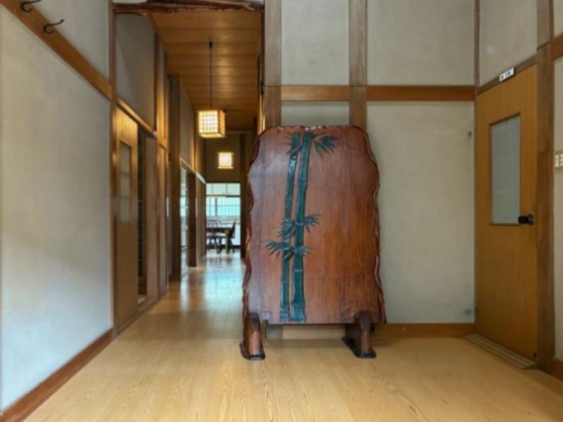 横須賀市長坂三丁目の賃貸物件/玄関｜入ると正面には竹の掘り込み絵が施された木の一枚板があります。