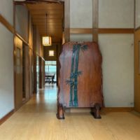横須賀市長坂三丁目の賃貸物件/玄関｜入ると正面には竹の掘り込み絵が施された木の一枚板があります。